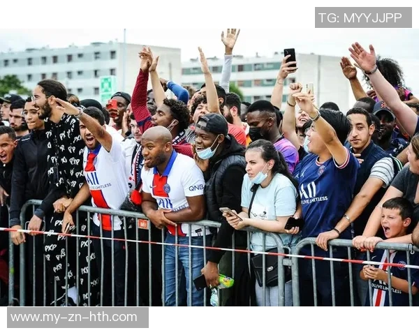 巴黎球迷大巴深夜抛锚高速上80人被困数小时等待救援